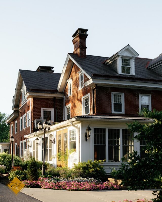 With over two centuries of history and acres of quiet woods, Cameron Estate offers a setting that speaks for itself.
Stone paths, sweeping trees, and light-filled spaces, indoors and out, designed for meaningful gatherings.